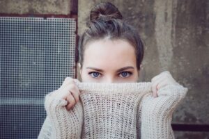 Pielęgnacja przesuszonych włosów: odzyskaj naturalny blask